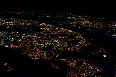 Lizbon Havaalanı 'na inerken uçaktan şehir manzarası