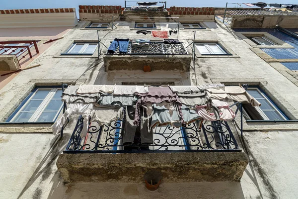 Robe Lisbon Pour Sécher Soleil Sur Balcon Bâtiment — Photo