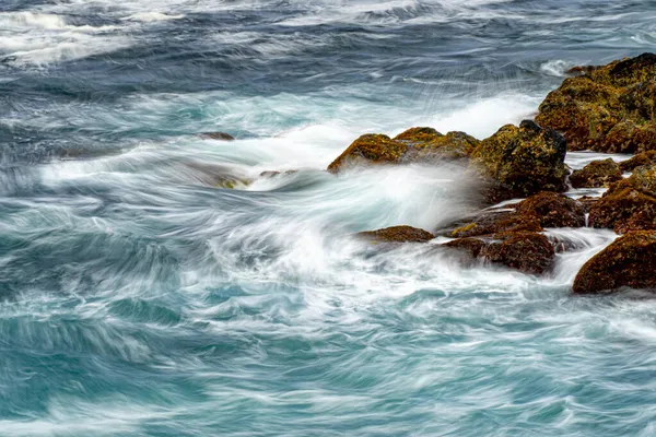 Σπάσιμο Κύματα Της Θάλασσας Θύελλα Βραχώδη Βράχο Λάβα Τοπίο — Φωτογραφία Αρχείου