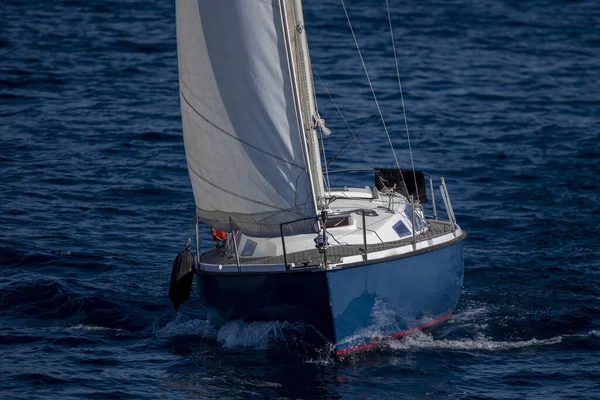 Pequeno Barco Vela Regata Perto Porto — Fotografia de Stock