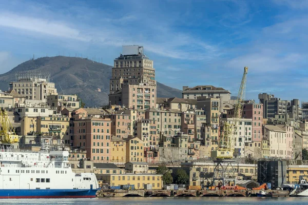 Genoa Stad Stadsbild Panorama Från Havet Hamnkranar Och Färja Molnig — Stockfoto