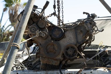 San Juanico 'daki hurdalıkta terk edilmiş eski araba parçaları Baja California Sur 