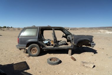 San Juanico 'daki hurdalıkta terk edilmiş eski bir araba. Baja California Sur. 