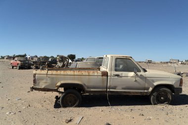 San Juanico 'daki hurdalıkta terk edilmiş eski bir araba. Baja California Sur. 