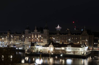 Amsterdam Merkez İstasyonu gece manzaralı şehir