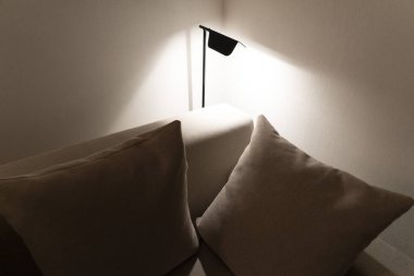 Koltuğun köşesinde hafif bir ayrıntı var.