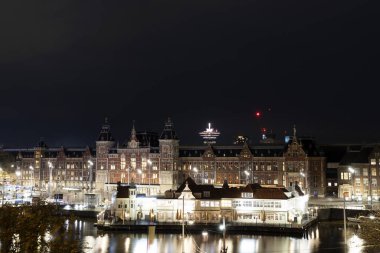Amsterdam Merkez İstasyonu gece manzaralı şehir
