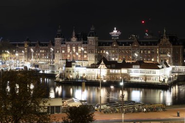 Amsterdam Merkez İstasyonu gece manzaralı şehir