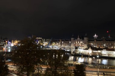 Amsterdam Merkez İstasyonu gece manzaralı şehir