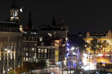 Amsterdam Merkez İstasyonu gece manzaralı şehir