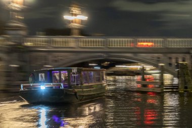 Amsterdam Netherland Kanalları gece yol alır.