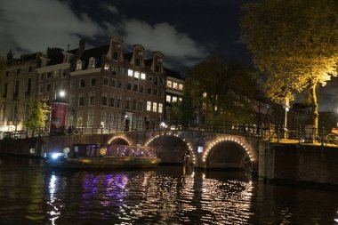 Amsterdam Netherland Kanalları gece yol alır.