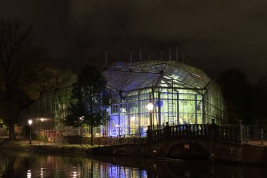 Amsterdam Netherland Kanalları gece yol alır.