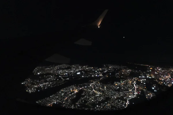 夜間着陸中の空港灯 — ストック写真