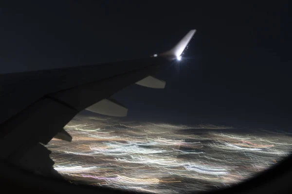 夜間着陸中の空港灯 — ストック写真