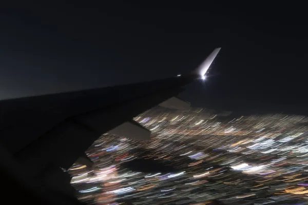 夜間着陸中の空港灯 — ストック写真