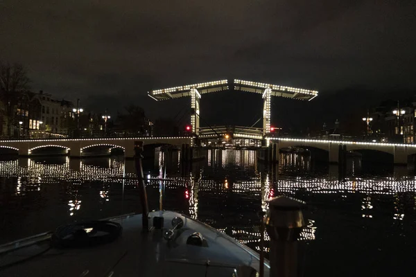 Amszterdam Netherland Csatornák Sétahajózás Éjjel Régi Híd — Stock Fotó