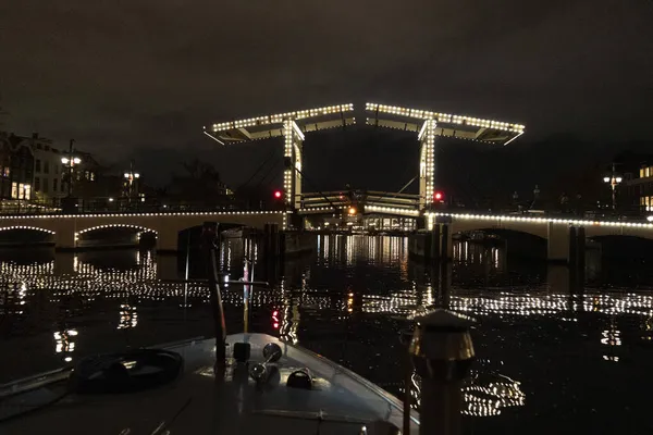 Amszterdam Netherland Csatornák Sétahajózás Éjjel Régi Híd — Stock Fotó