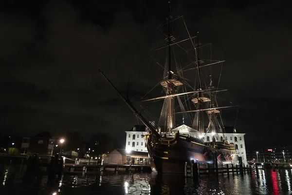 Amsterdam Kanał Statek Muzeum Nocy Widok — Zdjęcie stockowe