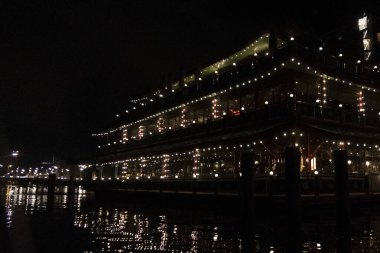 Gece manzarasında yüzen restoran amfibi kanalı 