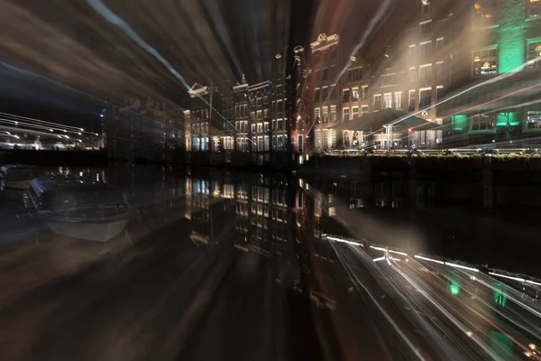 Amsterdam Kanał Nocy Widok Krajobraz Miasta Aparacie Ręczny Efekt Warp — Zdjęcie stockowe