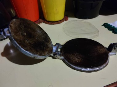 Meksika usulü otantik tortilla. Demir aletin detaylarını el yapımı.