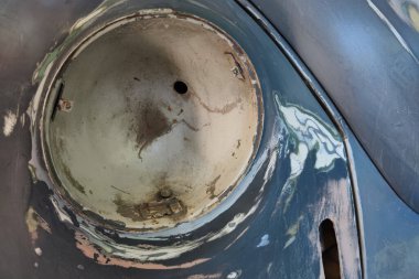 Eski araba kaportası tamir koçu garaj detayı