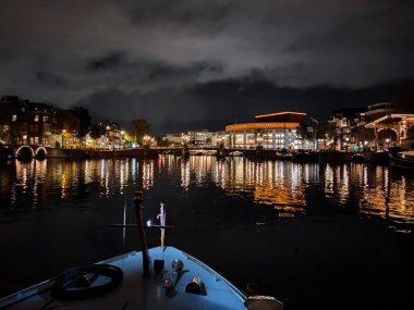 amthe canal at night view city