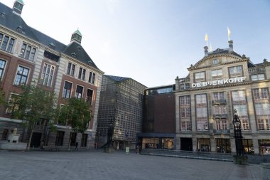 AMSTERDAM, NETHERLANDS - Kasım 32021 - Şehir merkezindeki Amsterdam Baraj Binası Gün doğumunda şehir manzarası
