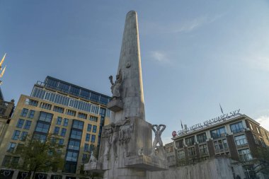 AMSTERDAM, NETHERLANDS - Kasım 32021 - Şehir merkezindeki Amsterdam Baraj Binası Gün doğumunda şehir manzarası