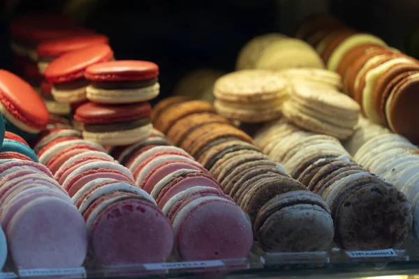 Süßgebäck Aus Makronen Einem Schaufenster — Stockfoto