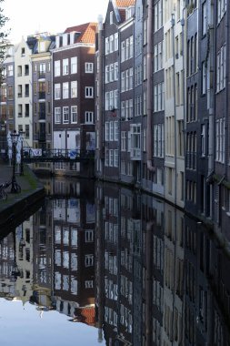 Amsterdam kanal görüntüsü gündoğumu panoramasında dikey