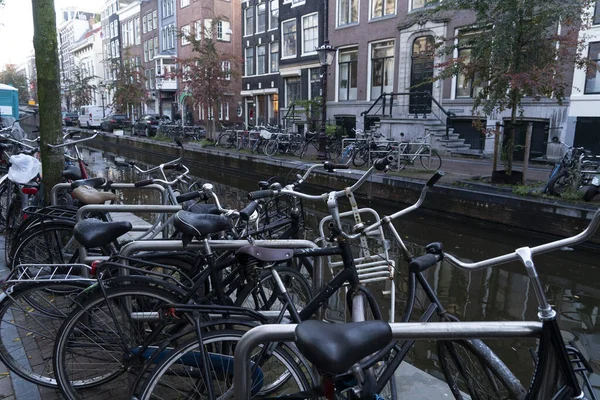 Велосипеды Улицах Амстердамского Канала Рассвете — стоковое фото