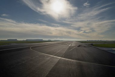 Schhiphol Havaalanı Amthe Binası kalkış şeridi ve iniş alanı manzarası