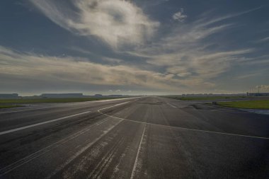 Schhiphol Havaalanı Amthe Binası kalkış şeridi ve iniş alanı manzarası