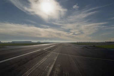 Schhiphol Havaalanı Amthe Binası kalkış şeridi ve iniş alanı manzarası