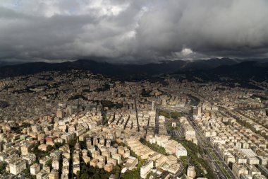 Bulutlu gün panoramasına inmeden önce Genoa hava görüntüsü