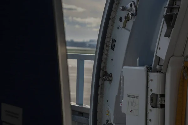 Uçak Kabini Kapısı Açık Kapıları Kapatın — Stok fotoğraf