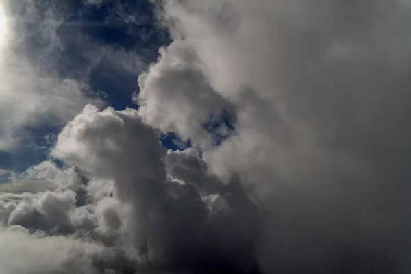 飞行时从飞机乘客车窗看到多云的天空 — 图库照片