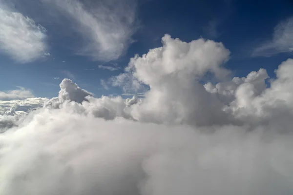 Céu Nublado Janela Passageiro Avião Enquanto Voa — Fotografia de Stock