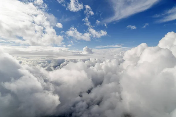 비행기 승객용 창문에서 날아오는 구름낀 — 스톡 사진