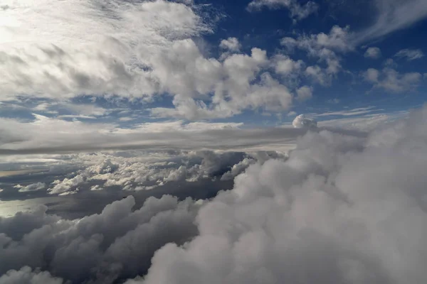 飞行时从飞机乘客车窗看到多云的天空 — 图库照片