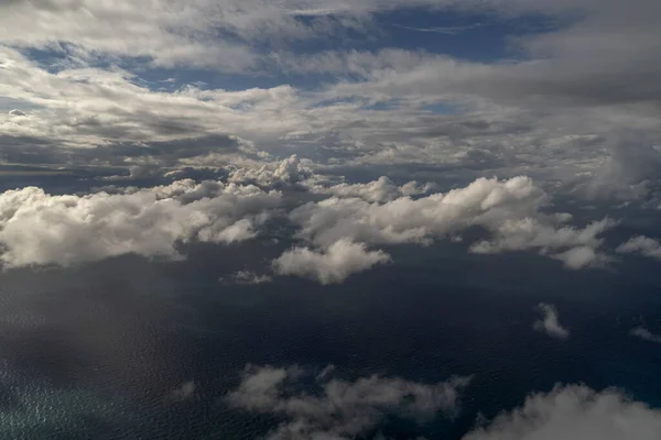 曇った日のパノラマに着陸する前にジェノヴァの空中風景 — ストック写真