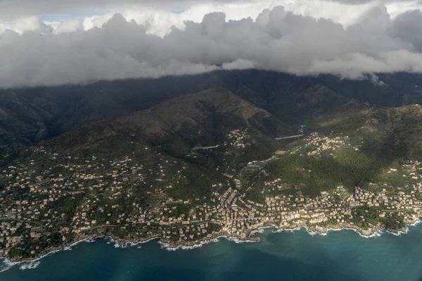 曇りの日のパノラマに着陸する前にBogliasco村Genoa空中ビュー — ストック写真
