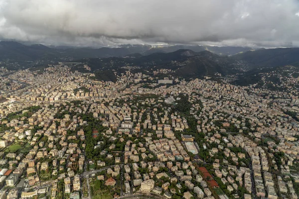 Bulutlu Gün Panoramasına Inmeden Önce Genoa Hava Görüntüsü — Stok fotoğraf