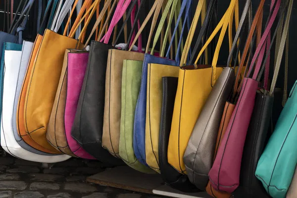 Farklı Renk Deri Kadın Çanta Piyasasında Ekranda — Stok fotoğraf