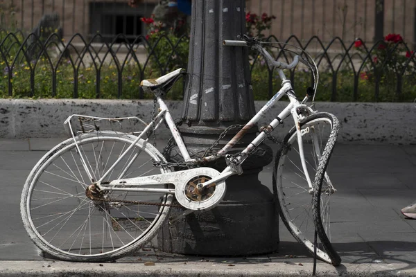 Roda Quebrada Bicicleta Branca Abandonada — Fotografia de Stock