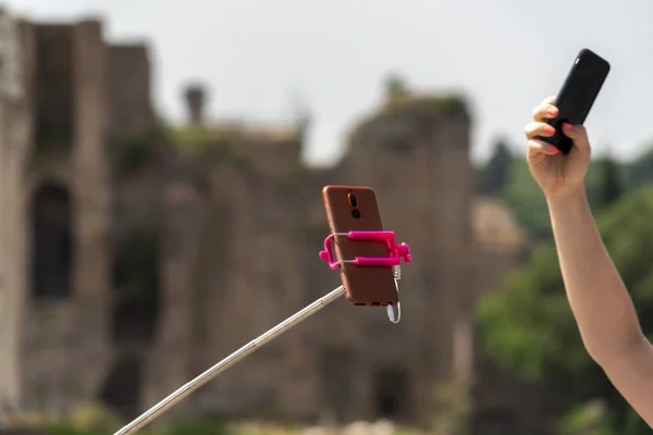 Χέρι Λήψη Φωτογραφιών Smartphone Στο Φόντο Ρώμη — Φωτογραφία Αρχείου