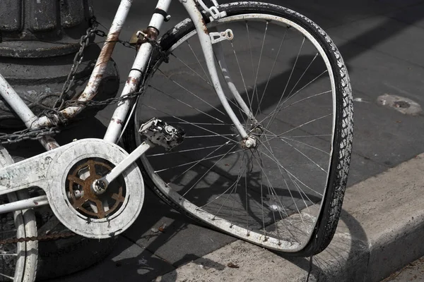 Roda Quebrada Bicicleta Branca Abandonada — Fotografia de Stock