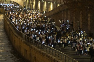 PARİS, FRANCE - 20 Kasım 2021 - Eşleri ve Fransız kadınları tarafından öldürülen kadınlara yönelik artan bir öfkeyle, şiddetli virüse karşı maske takmadan,